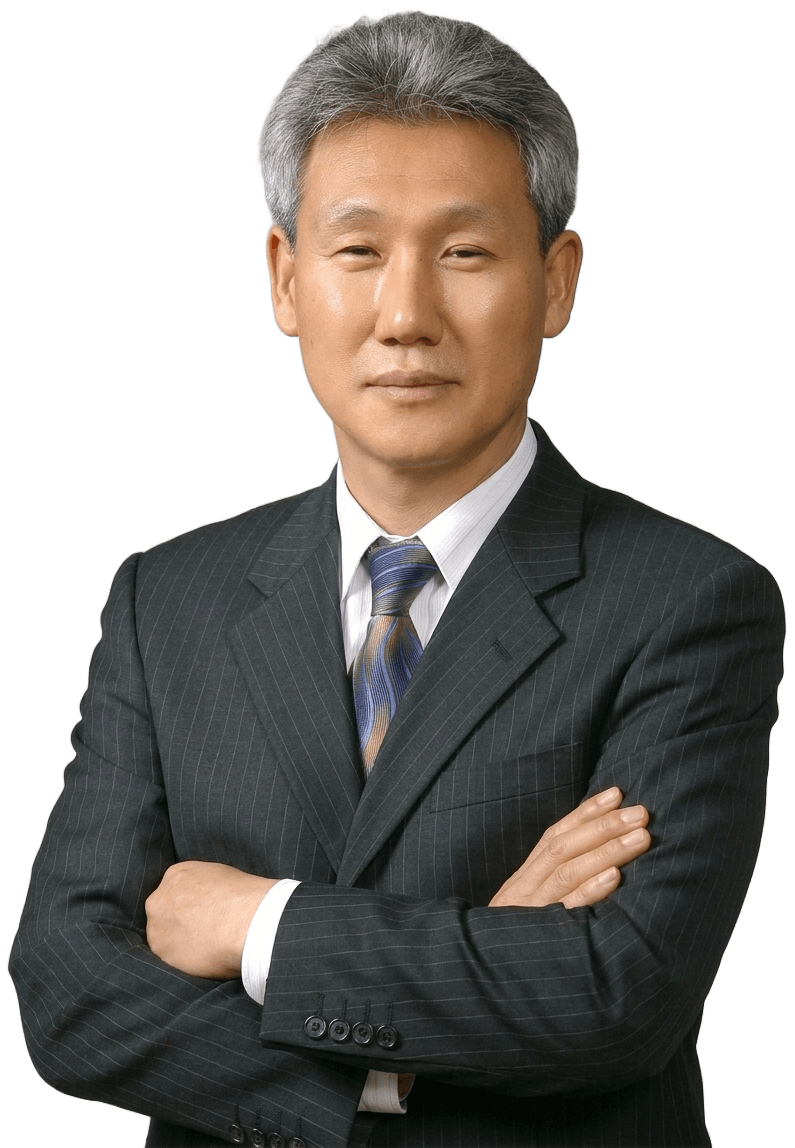 팔짱을 끼고 있는 정장 차림의 김재필 교수